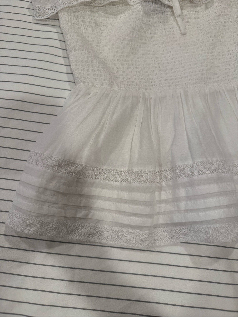 Vineyard Vines Smocked Bodice Lace Pintuck Ruffle Top size Small - Picture 3 of 10